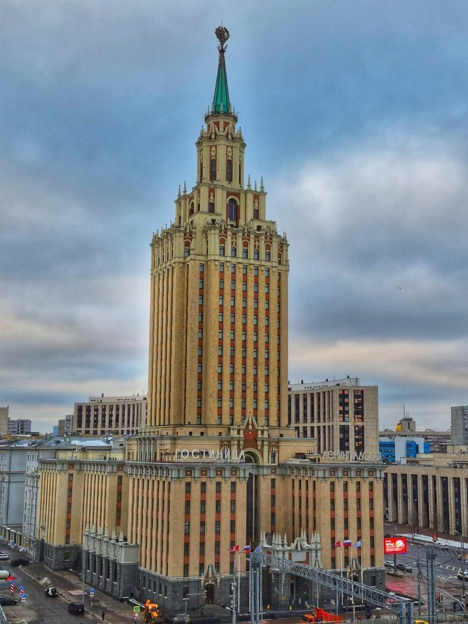 ГОСТИНИЦА «ЛЕНИНГРАДСКАЯ»: ЭКСКУРСИЯ В САМУЮ МИНИАТЮРНУЮ СТАЛИНСКУЮ ВЫСОТКУ