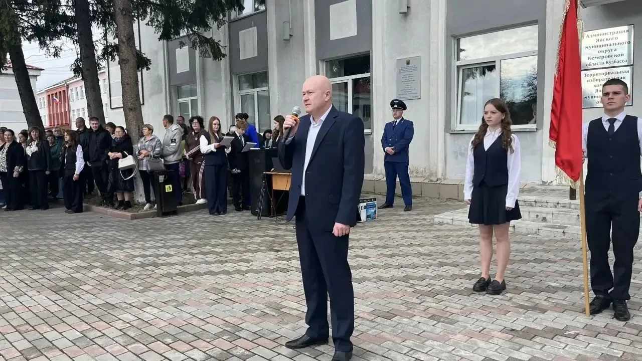Белоснежные банты, бумажные самолётики, море цветов – в школах Яйского округа 1 сентябр...
