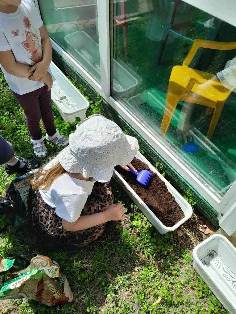 Маленькие садоводы и их зелёное чудо: как «Капитошки» оживляли клумбу

Каждый ребёнок в группе — нас