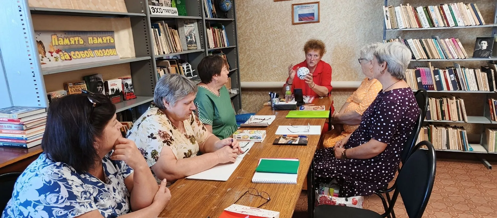 Получатели услуг Центра приняли участие в очередном  занятии клуба «Линии судьбы».