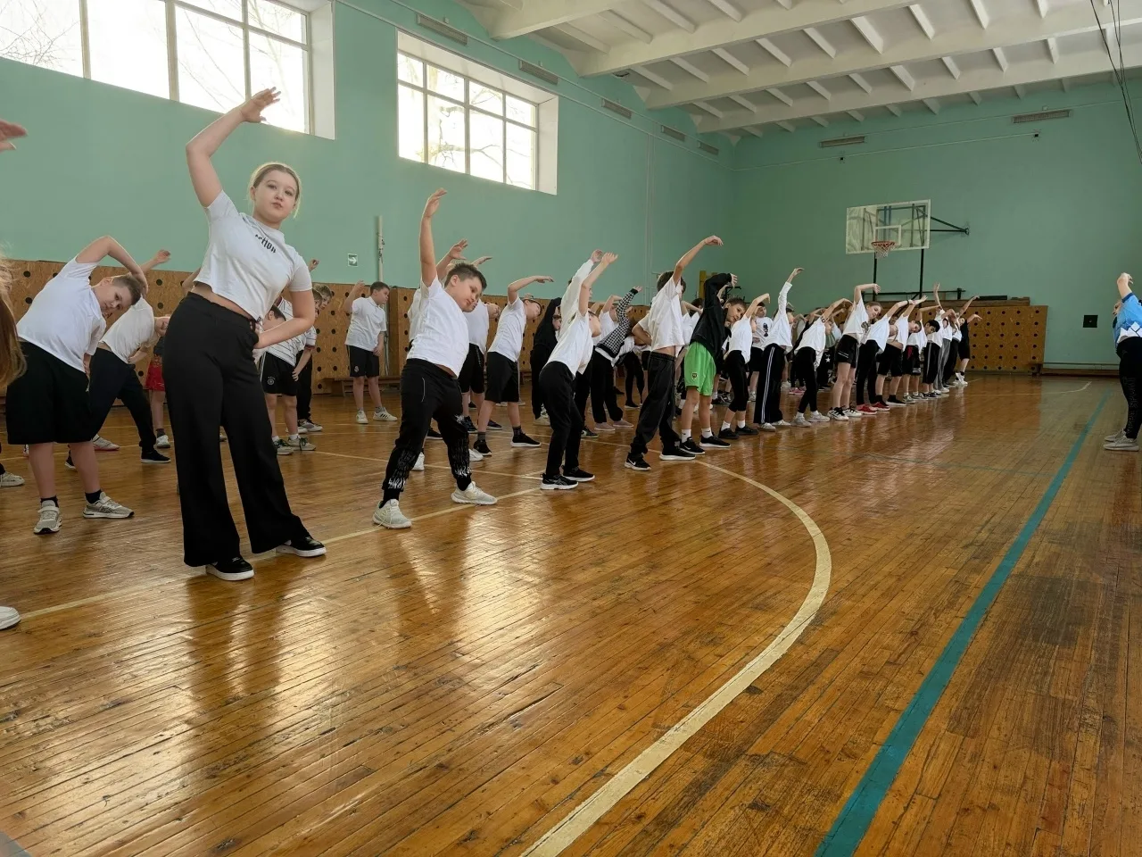Обучающиеся 4б, 4г, 4д классов приняли участие во Всероссийском марафоне зарядок «Зарядка Героя»», к