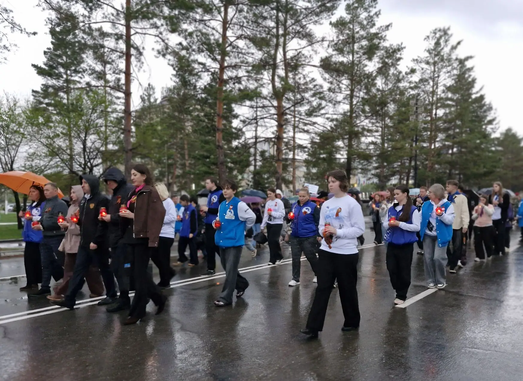 Сегодня, 6 мая, в Арсеньеве состоялось молодёжное шествие "Свеча памяти".  Школьники, студенты Примо