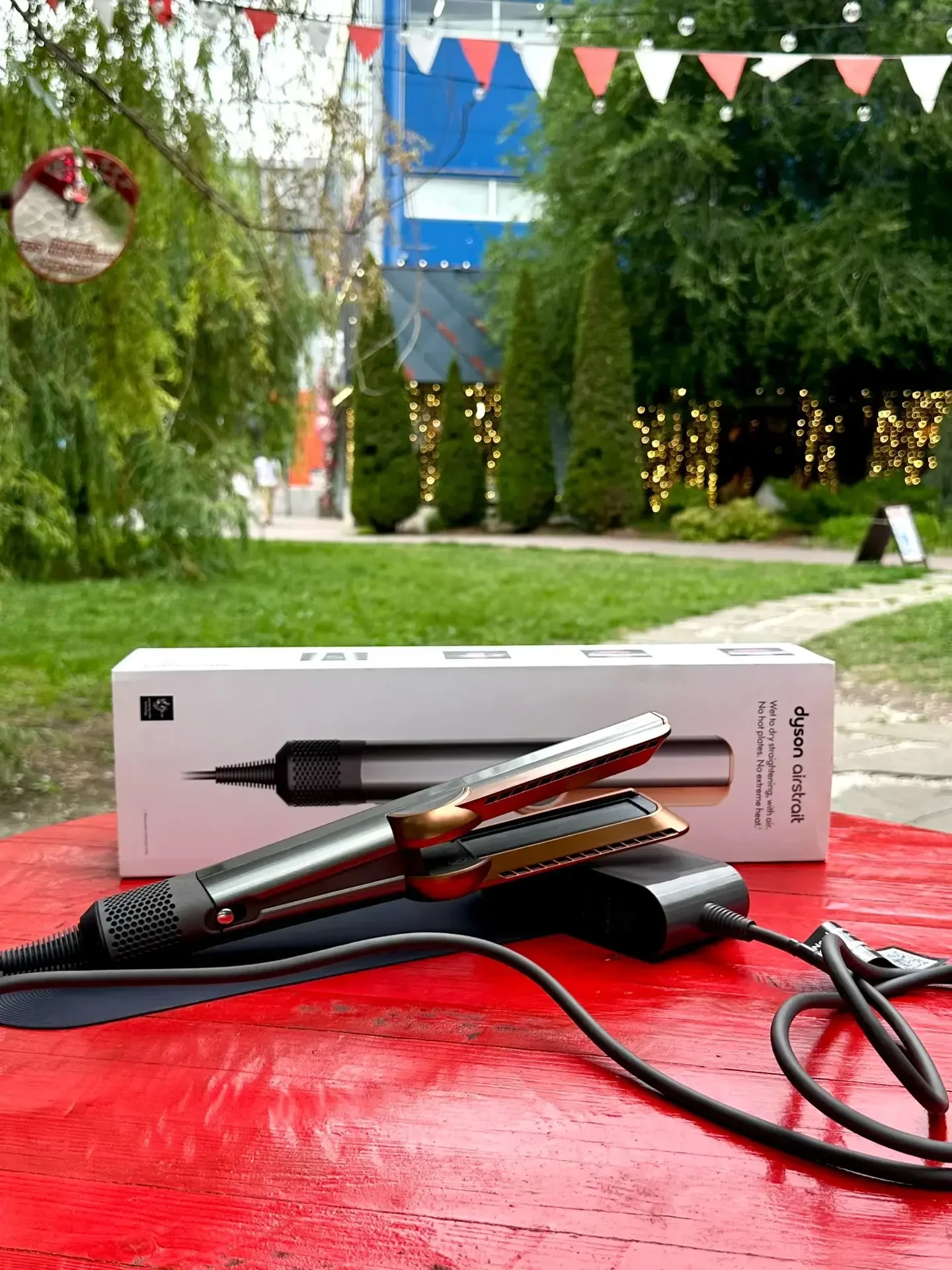 ✨ Идеально гладкие волосы без экстремального нагрева? Это возможно с Dyson Airstrait HT01!