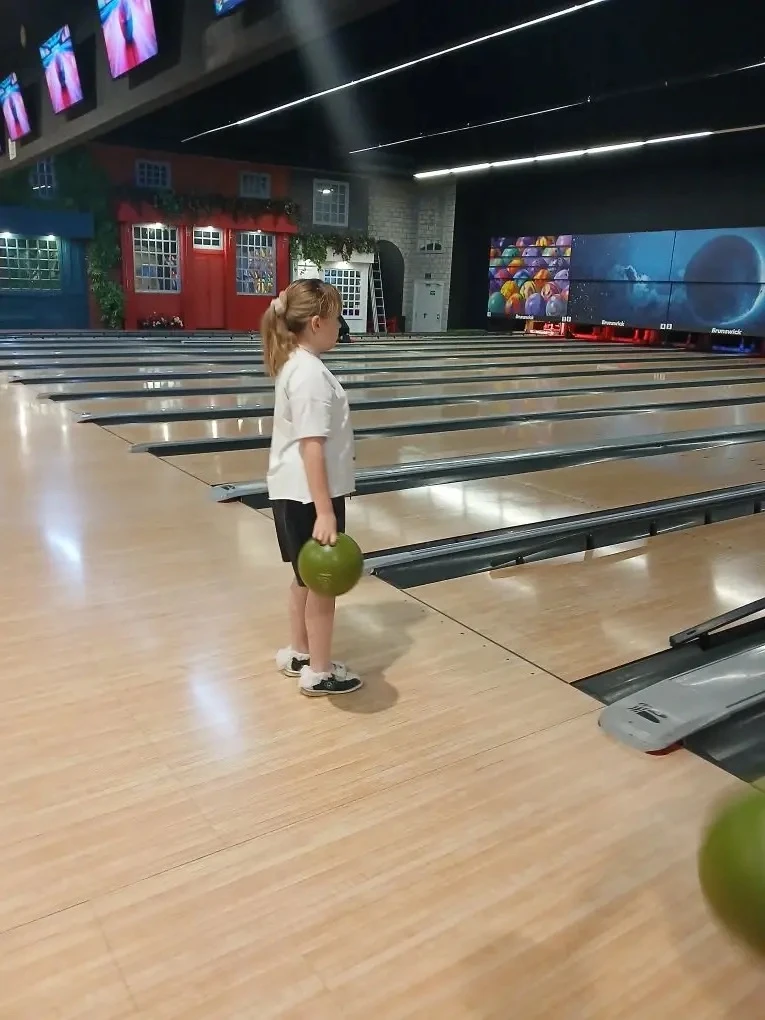 Заветный СТРАЙК! 🎳✨
Ребята продолжают активно проводить время в лагере, и сегодня нас ждало настоящ
