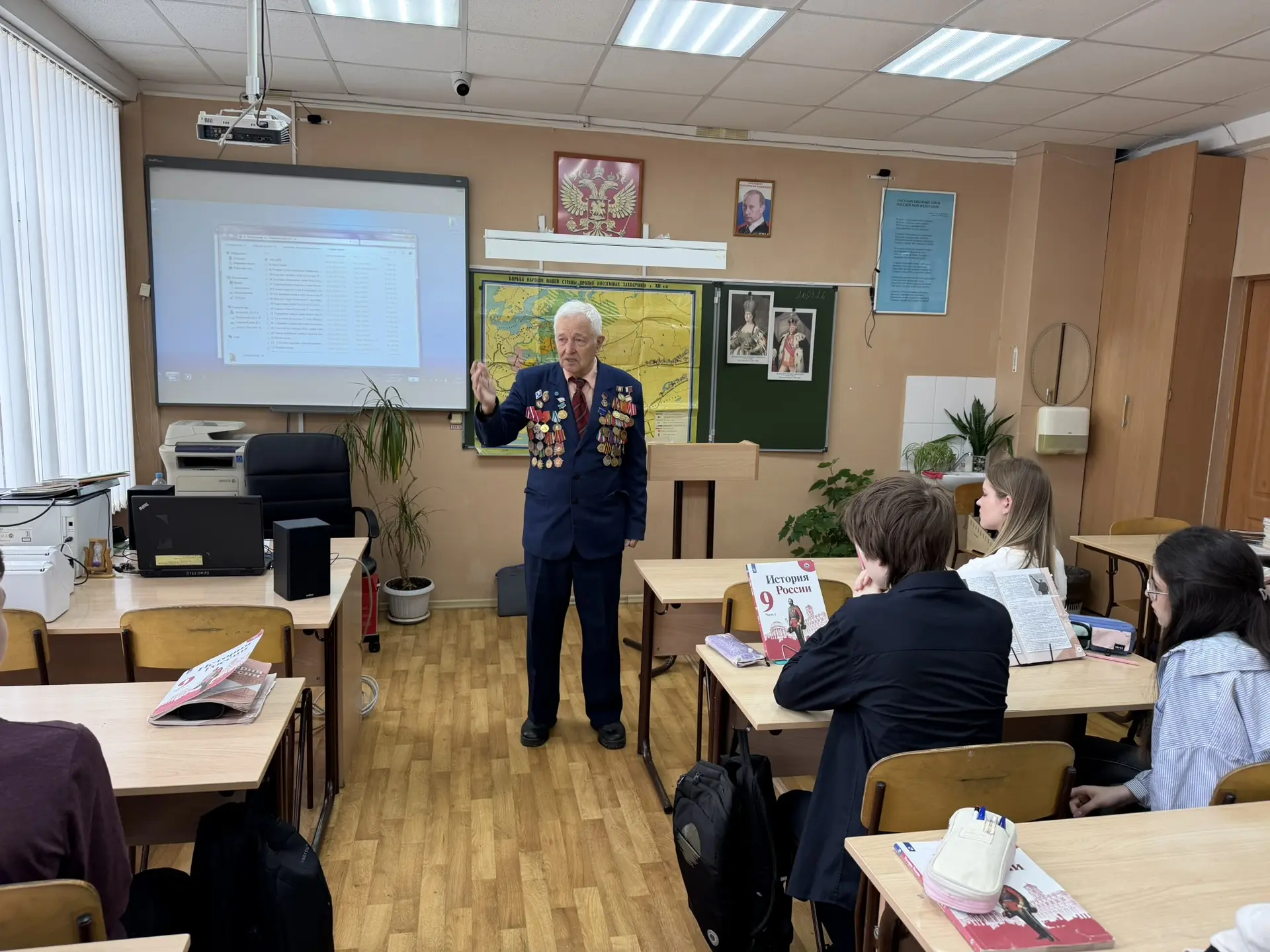 📚✨ В преддверии Всемирного Дня поэзии МБОУ «Школа № 102» с радостью приняла Павла Влад...