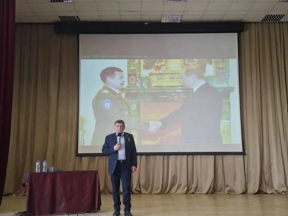 В школе прошёл урок мужества с участием Героя России Вячеславом Алексеевичем Бочаровым.  Такие мероп