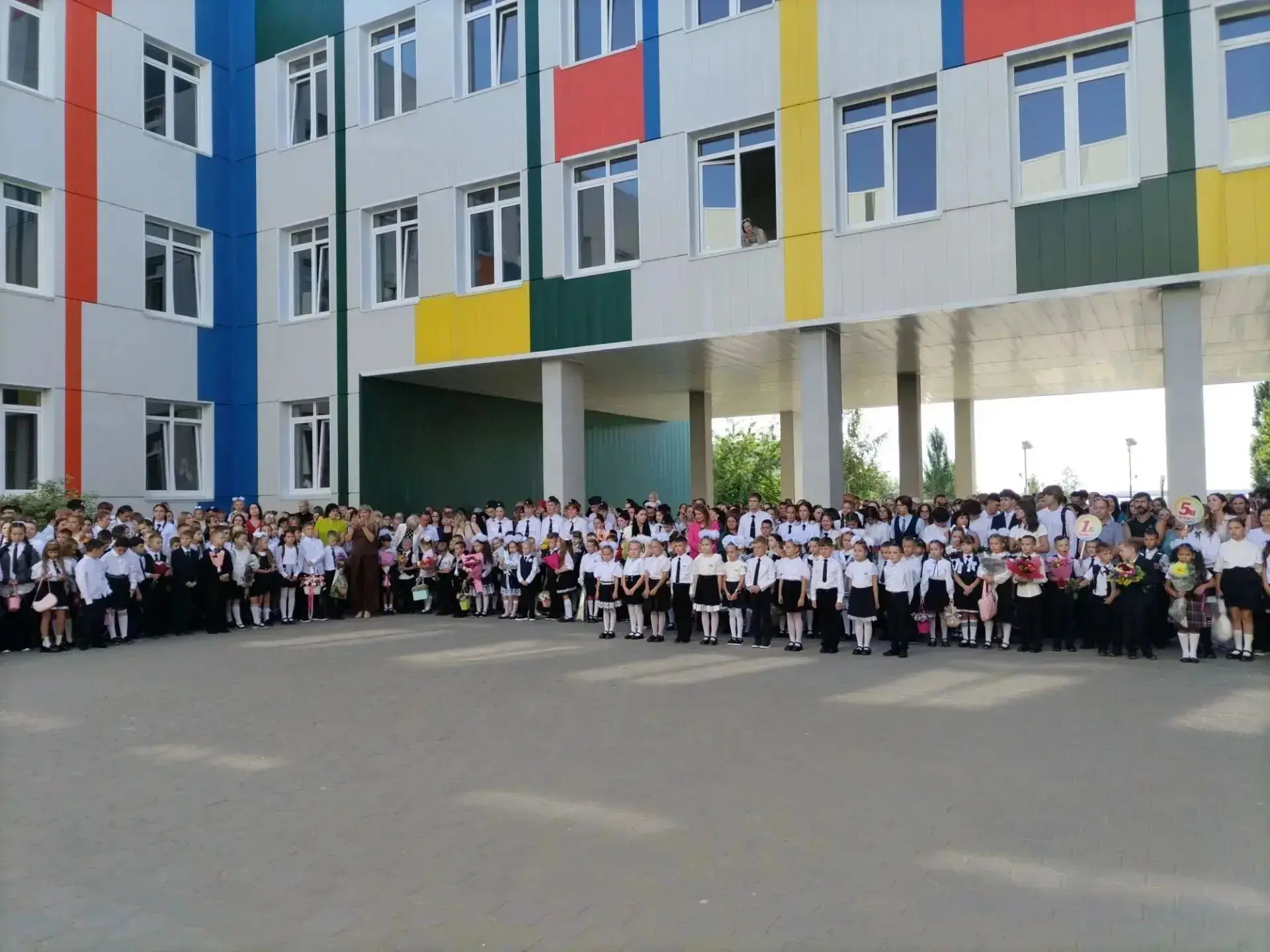 Сегодня в школах города состоялись торжественные мероприятия, посвященные Дню знаний. П...