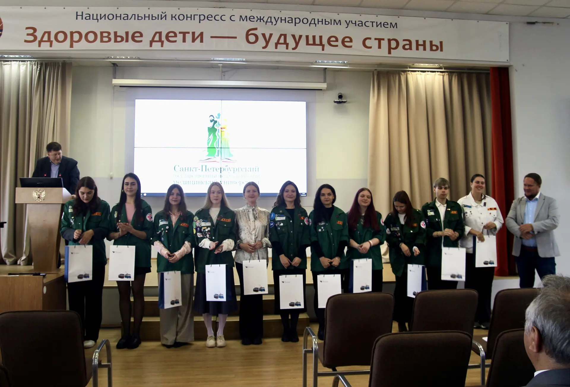 На Учёном совете Педиатрического университета чествовали бойцов студенческого медицинск...