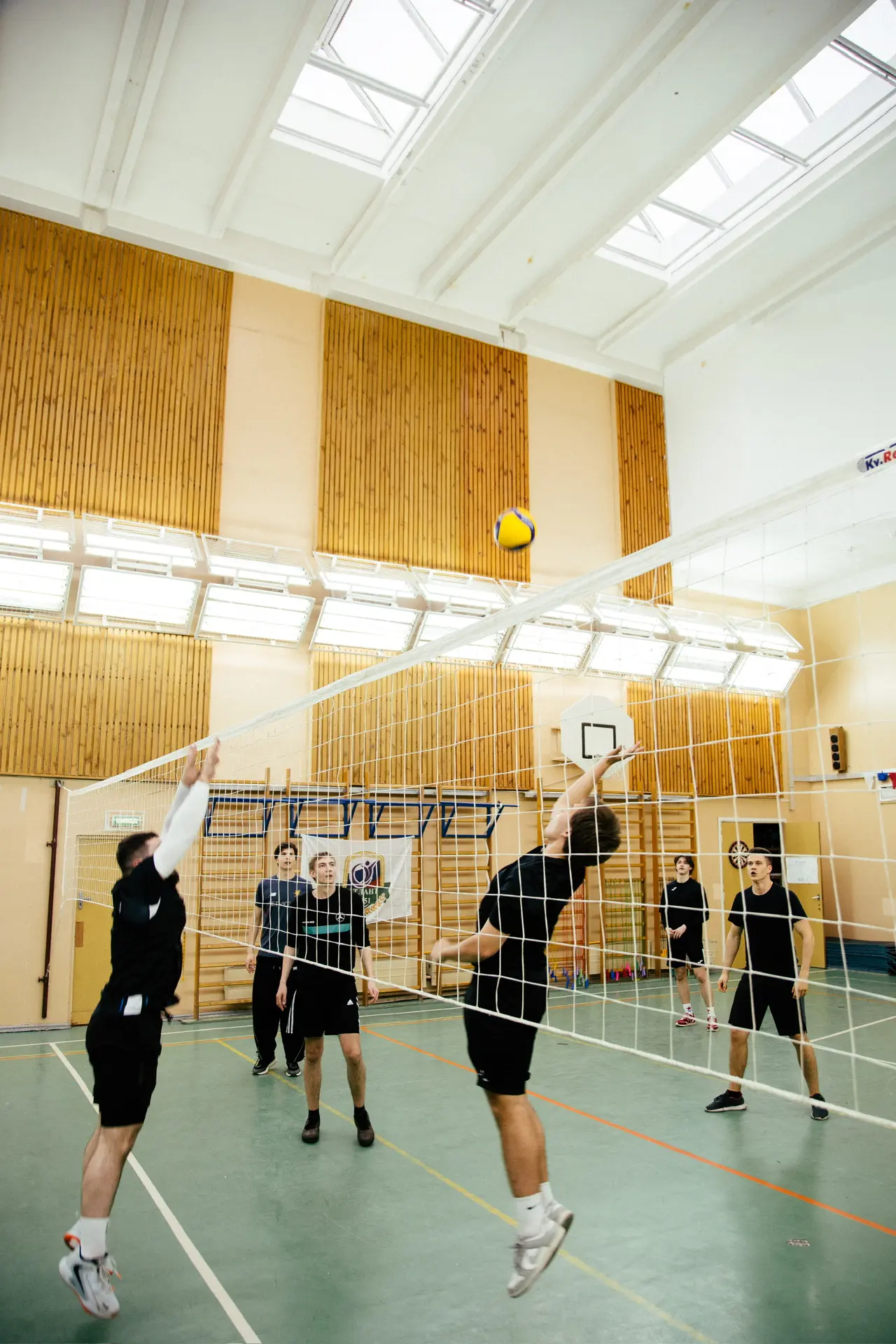 🏐 Больше, чем просто матч  🤩 В школе прошёл товарищеский матч по волейболу, где на одной площадке вс