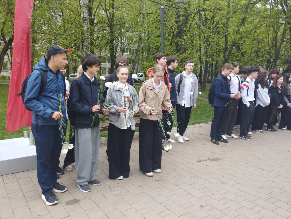 Учащиеся 10-х классов почтили память погибших героев Великой Отечественной войны и возложили цветы к