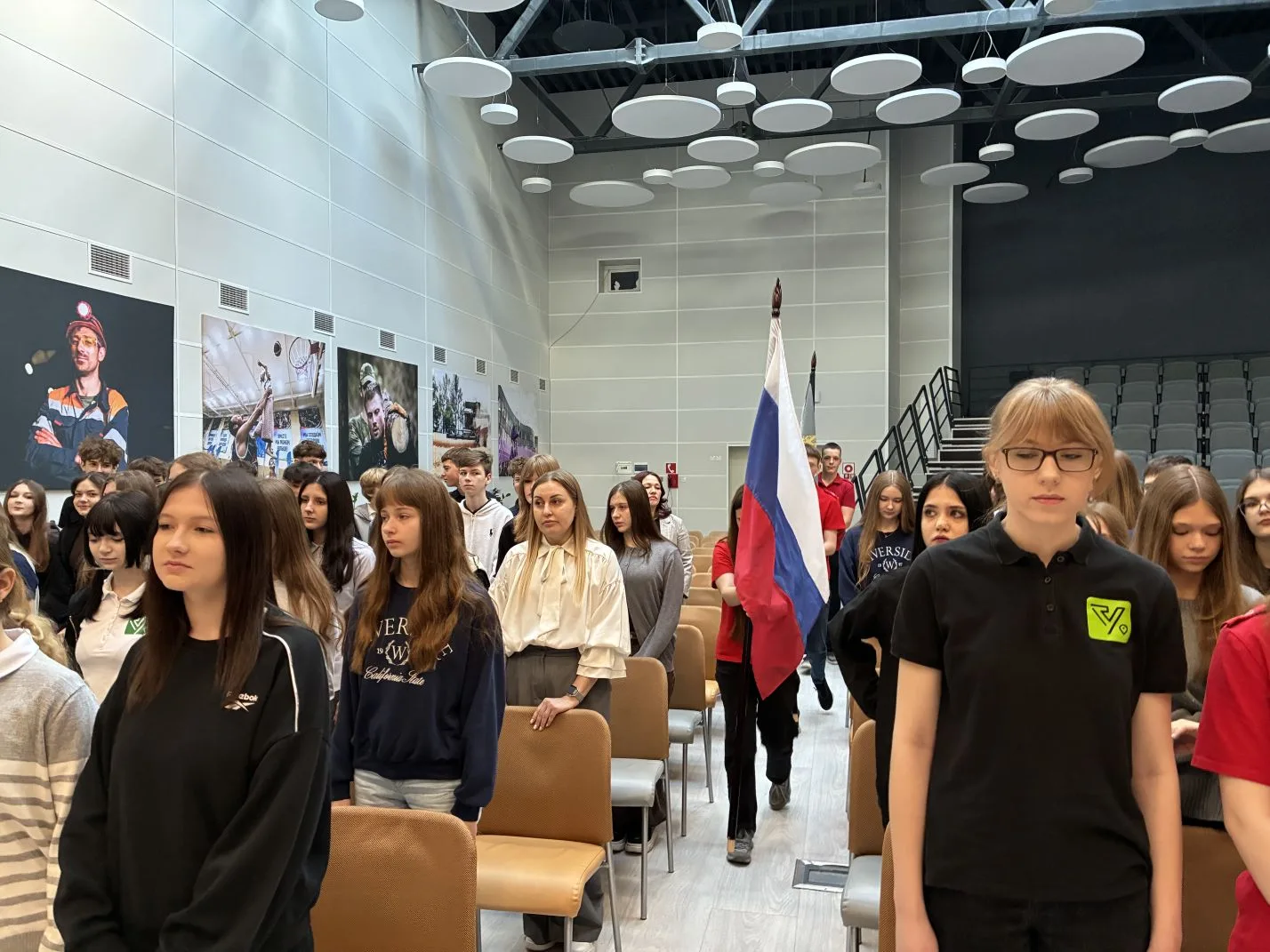 🏫 Старт новой недели: Торжественная церемония и важный разговор 🏫  Новая учебная неделя в нашей школ