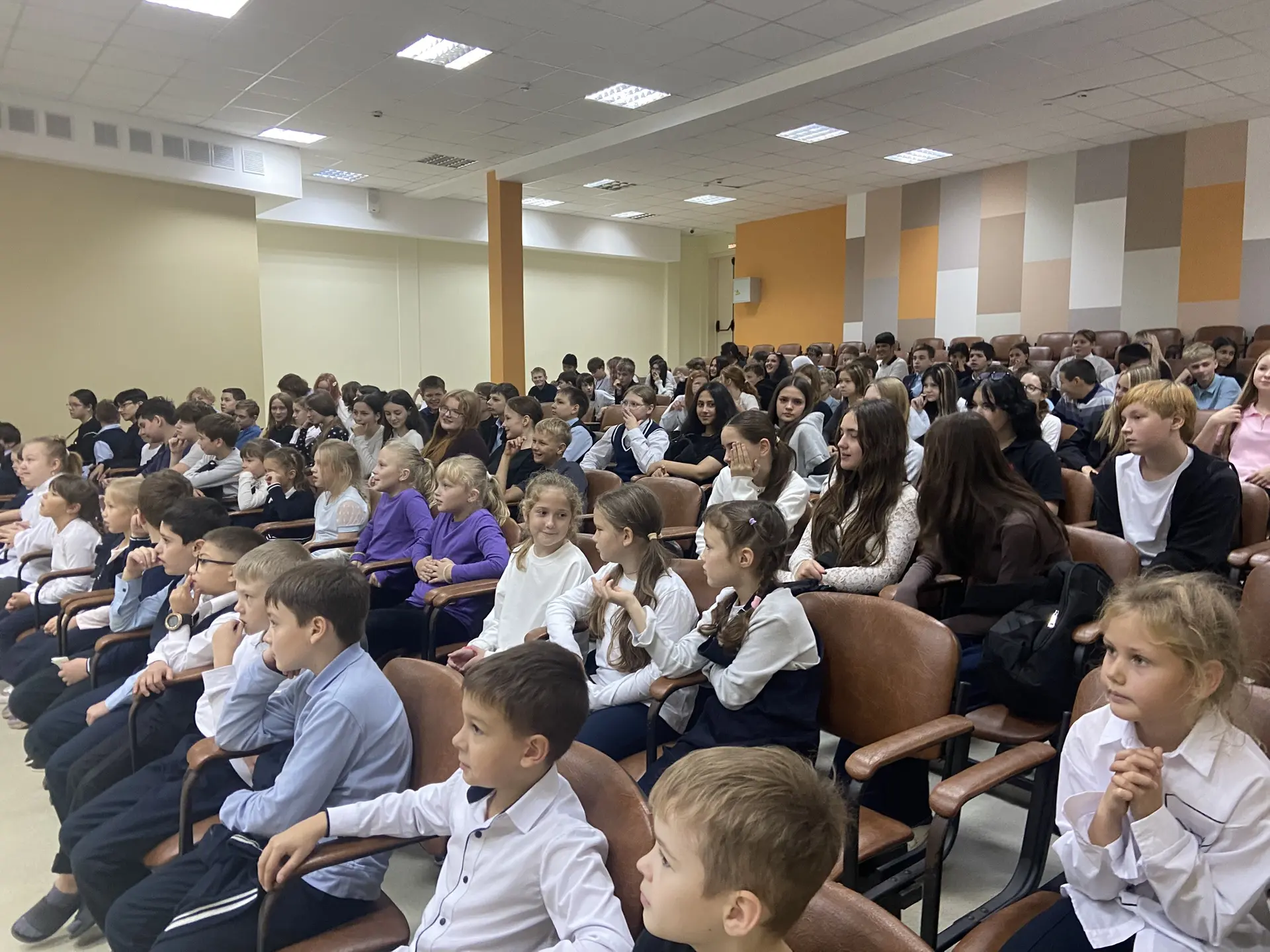 📕Вчера в нашей школе было по-настоящему уютно и познавательно! К нам в гости пришёл до...