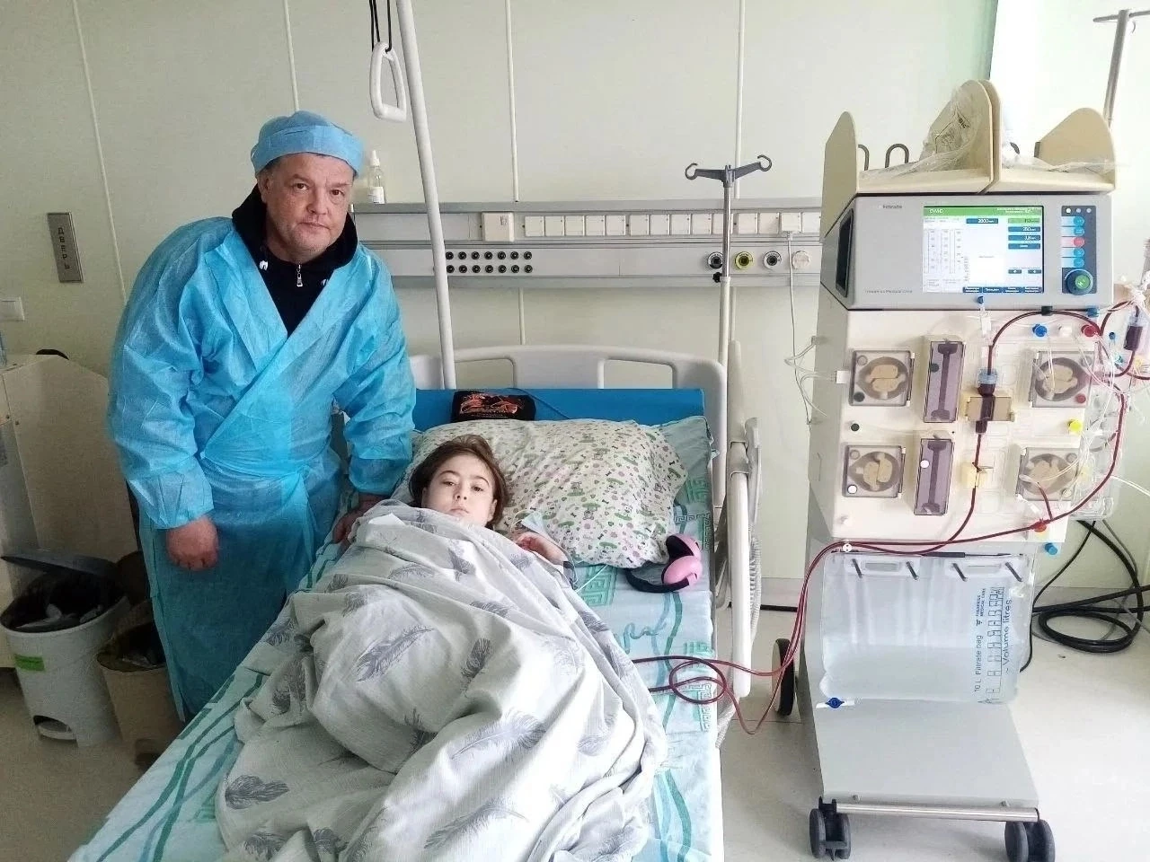 Евгений остался один с больной дочкой.

Сегодня мы навестили Евгения и его маленькую Алину в больниц