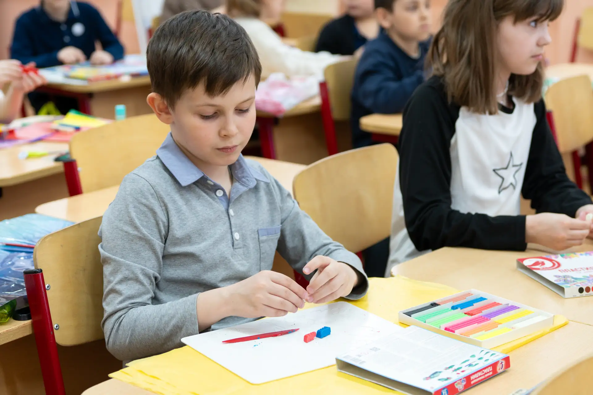 Страношары, пластилин и необычный учитель 💥  📣 Вчера во 2-Б прошёл очень необычный урок - у доски ст