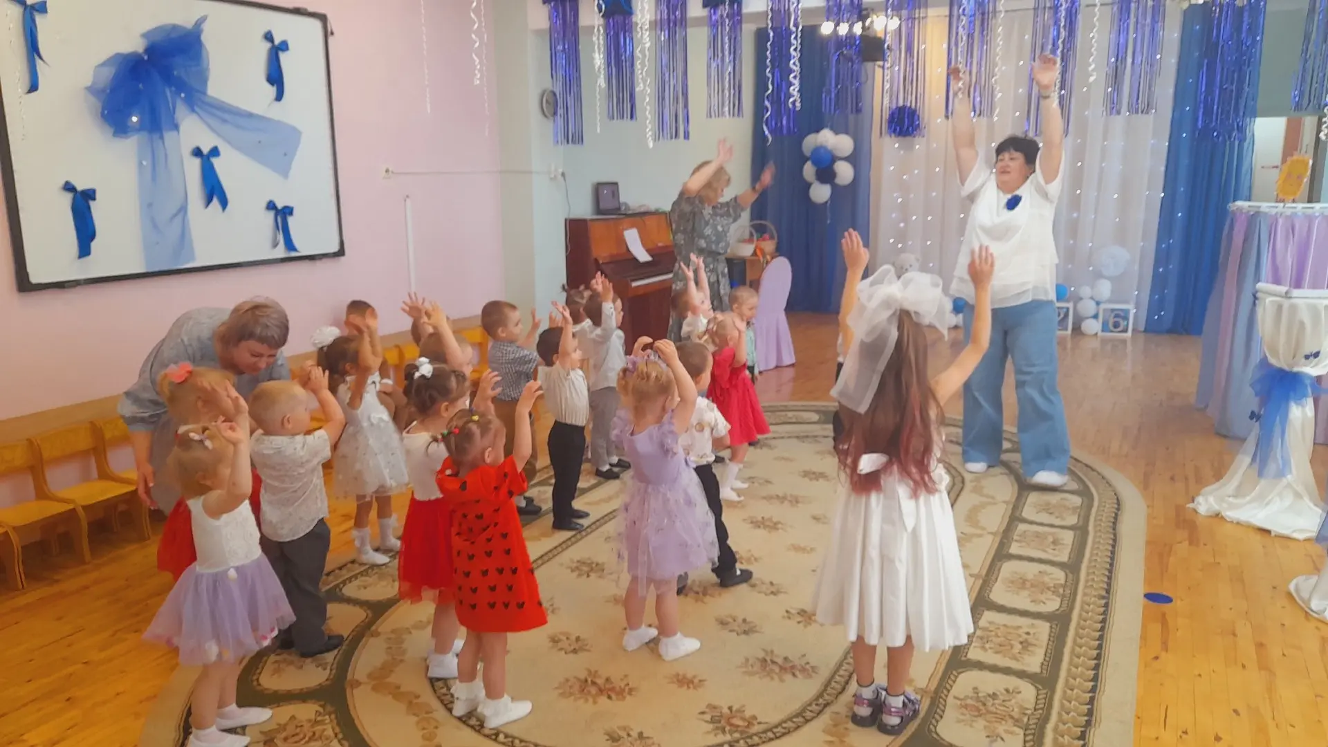 Думали все выпускные прошли? А вот и нет! 
У наших малышей начинается садиковская жизнь, они уже не 