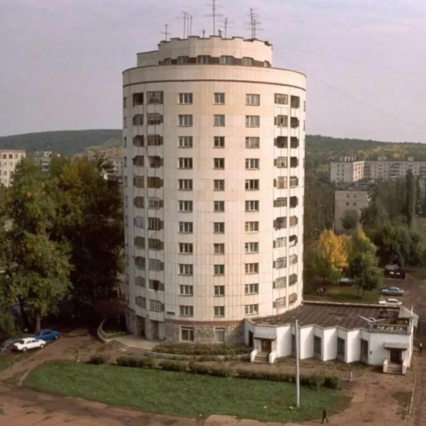 «Круглый дом, в котором не поставишь диван»

В Черниковке стоит 12-этажный цилиндр — гордость архите
