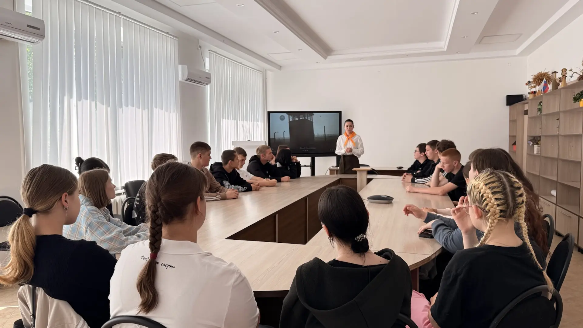 «Один день в Освенциме»: кинолекторий в ХАУ! 🎥  В Херсонском аграрном университете состоялся просвет