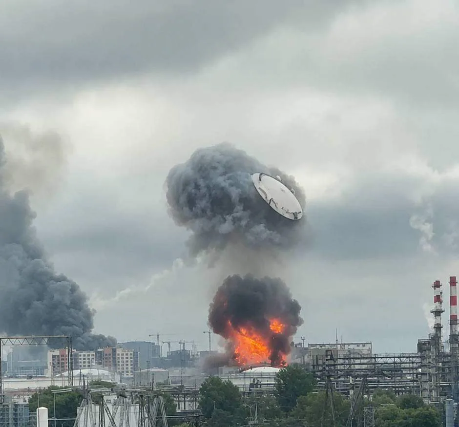 ⚡️Утром на Московском НПЗ взрывом сорвало крышу одного из резервуаров, — СМИ.