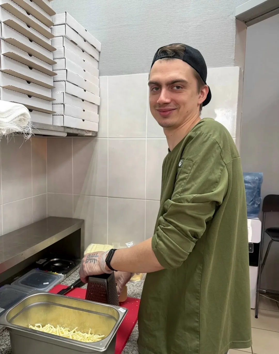 Такой довольный с утра пораньше 😄
А чего недовольным-то быть? 5 заказов на пиццу сразу 
Кстати, как