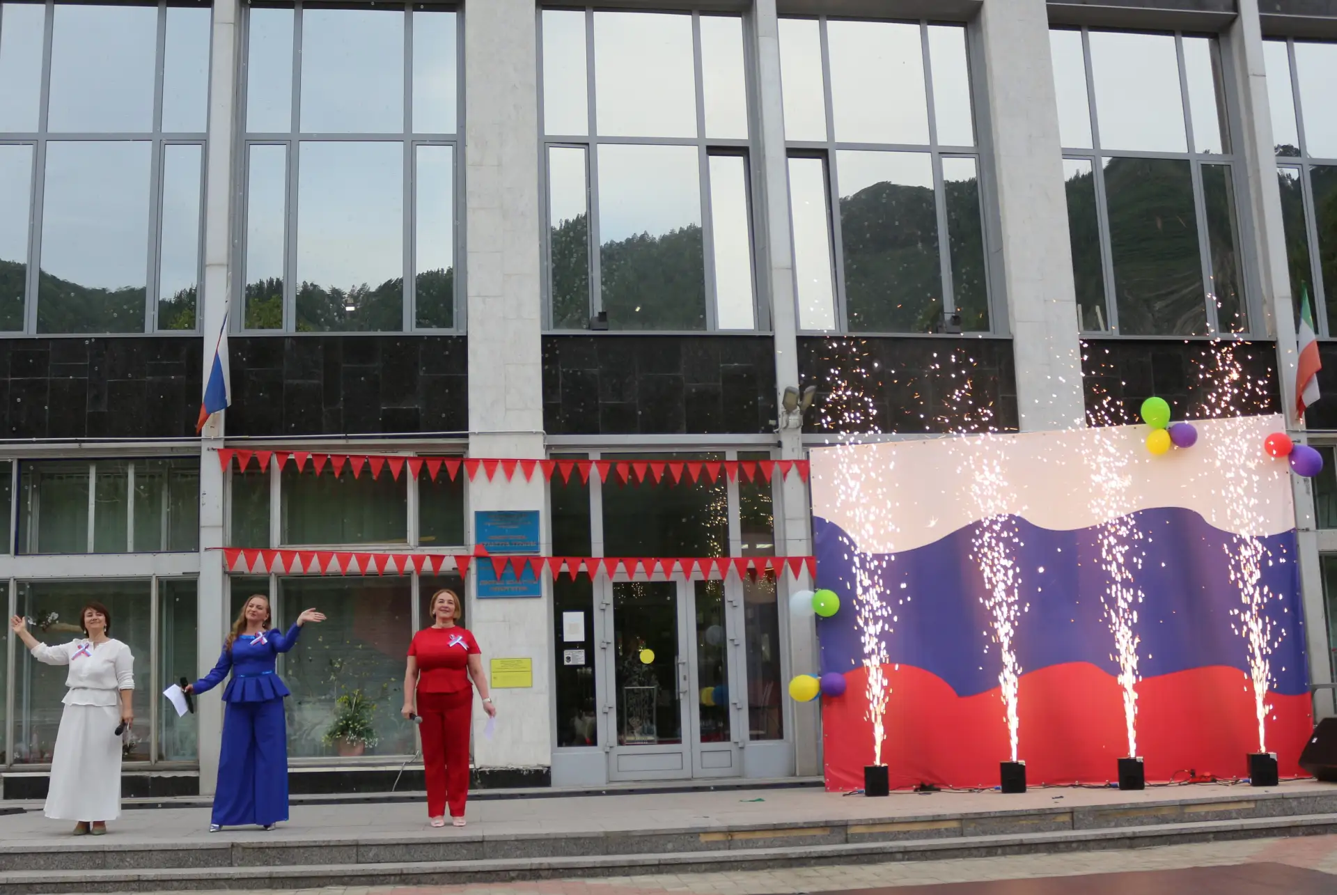 🌟11 июня в Саяногорске на площади ДК «Энергетик» состоялось празднование Дня России. 
    Выступали