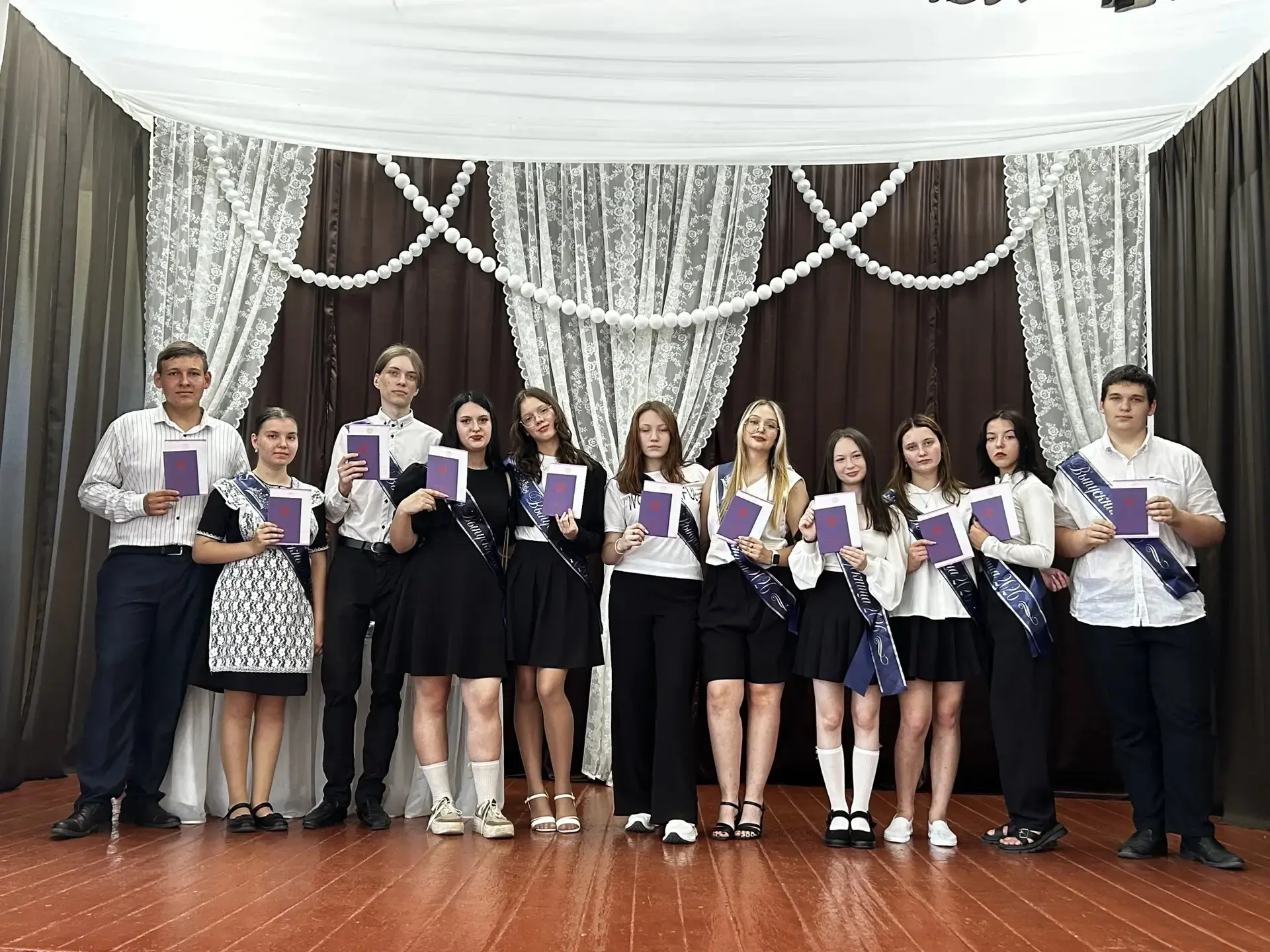 🎉 Поздравляем наших девятиклассников с получением аттестатов! 🎉

На этой неделе состоялось торжест