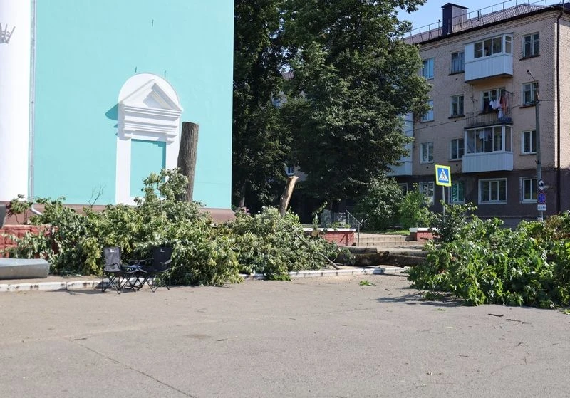 💢У Центрального Дворца культуры обновляют территорию
 
На прилегающей территории к ЦДК начались раб