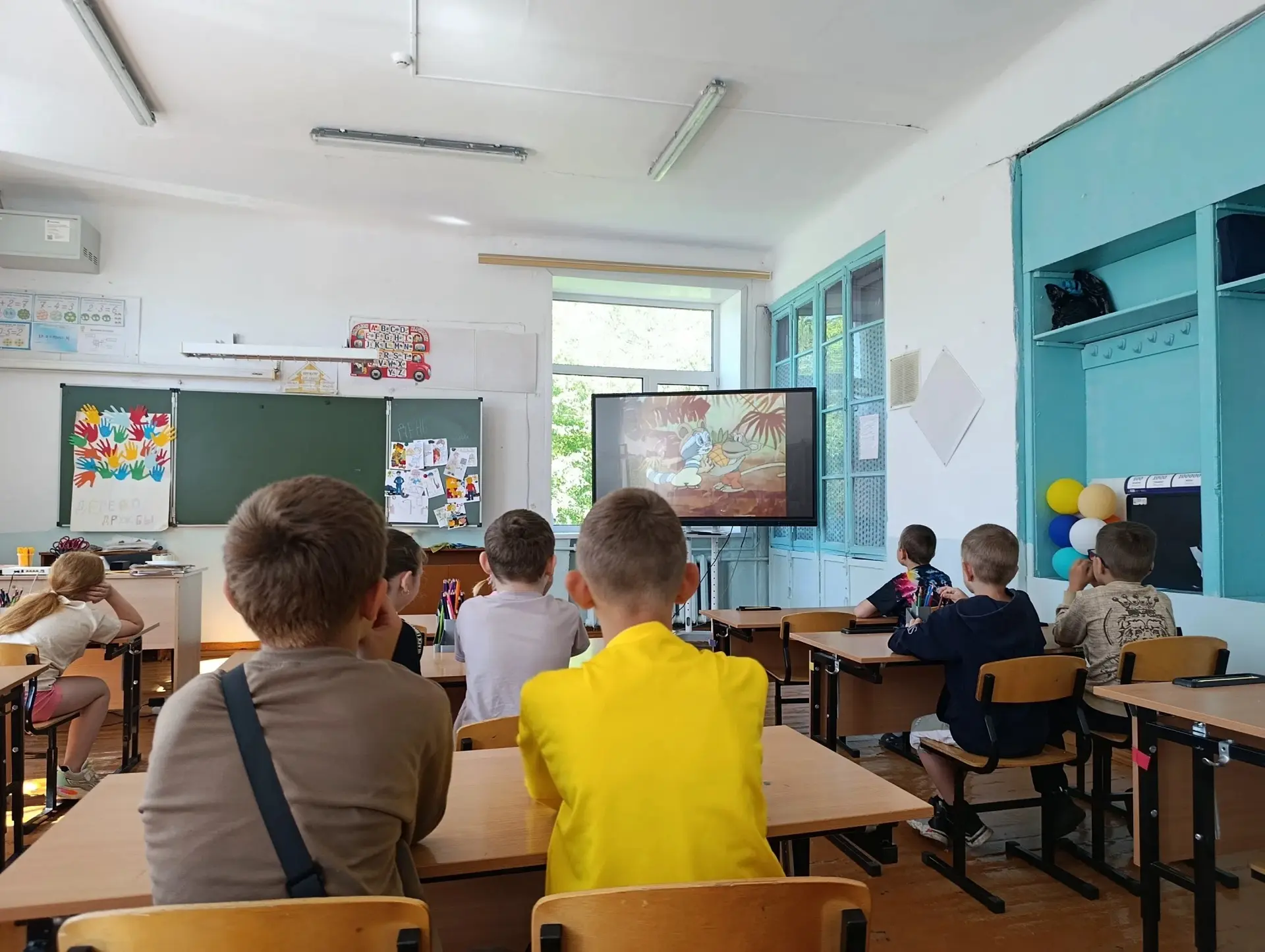 😊 «От улыбки станет всем светлей...»

Именно эта песня из мультика про Крошку Енота стала саундтрек