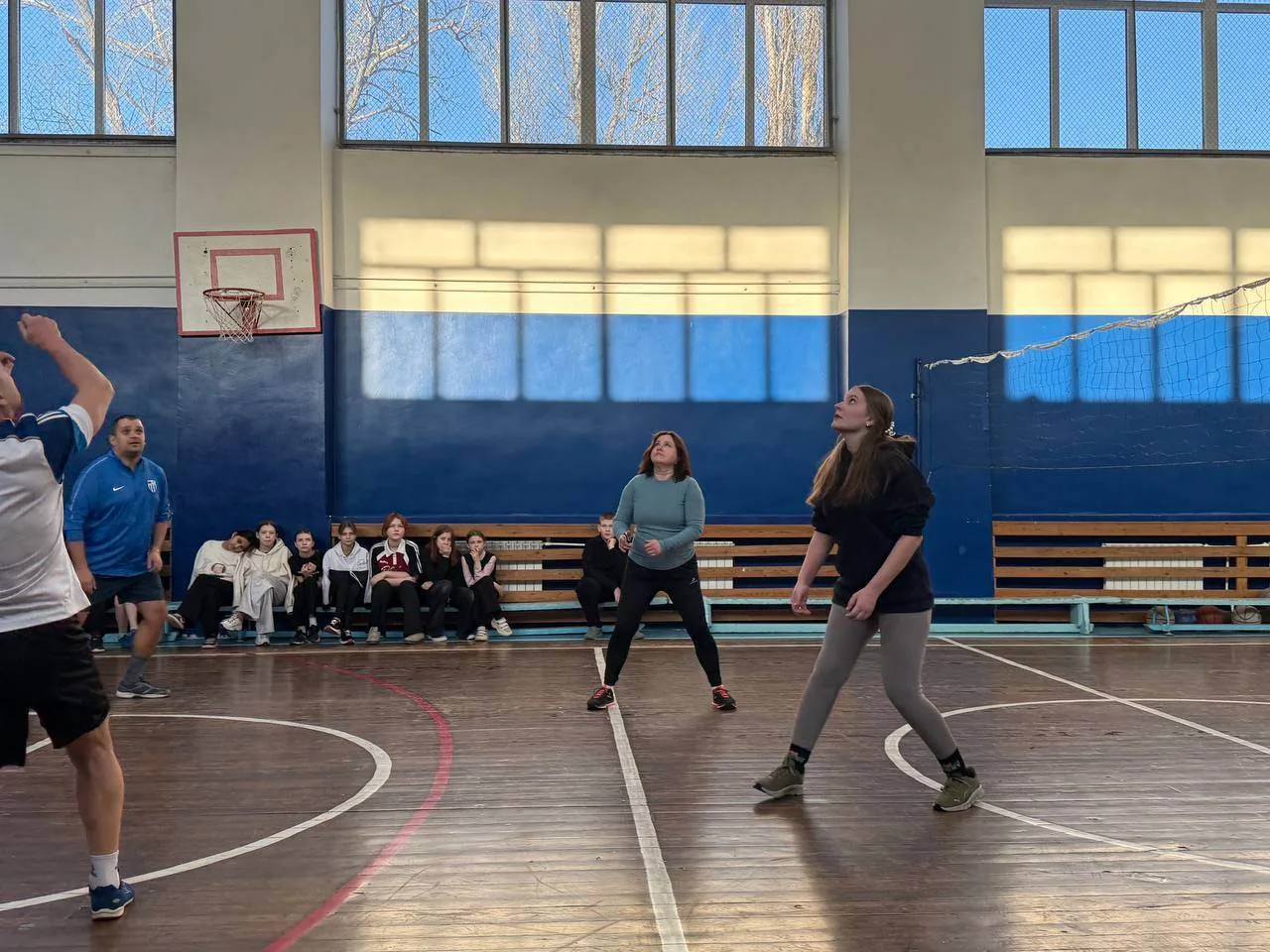 🏐Товарищеская встреча по волейболу: педагоги против старшеклассников!                               