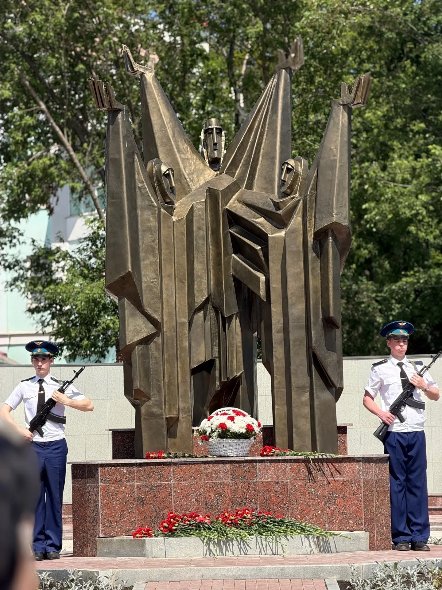 🇷🇺 ДЕНЬ ПАМЯТИ: НАШИ ДЕСЯТИКЛАССНИКИ ВОЗЛОЖИЛИ ЦВЕТЫ  Сегодня, 22 мая 2026 года, учащиеся 10 класса 