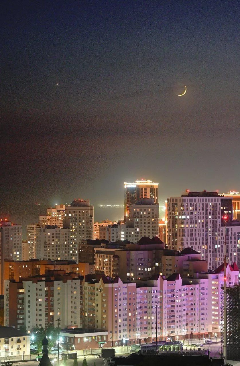 Прогулка теплым вечером по Екатеринбургу 🌙  Кадрами поделился фотограф Владимир Задумин.  Здесь мы в