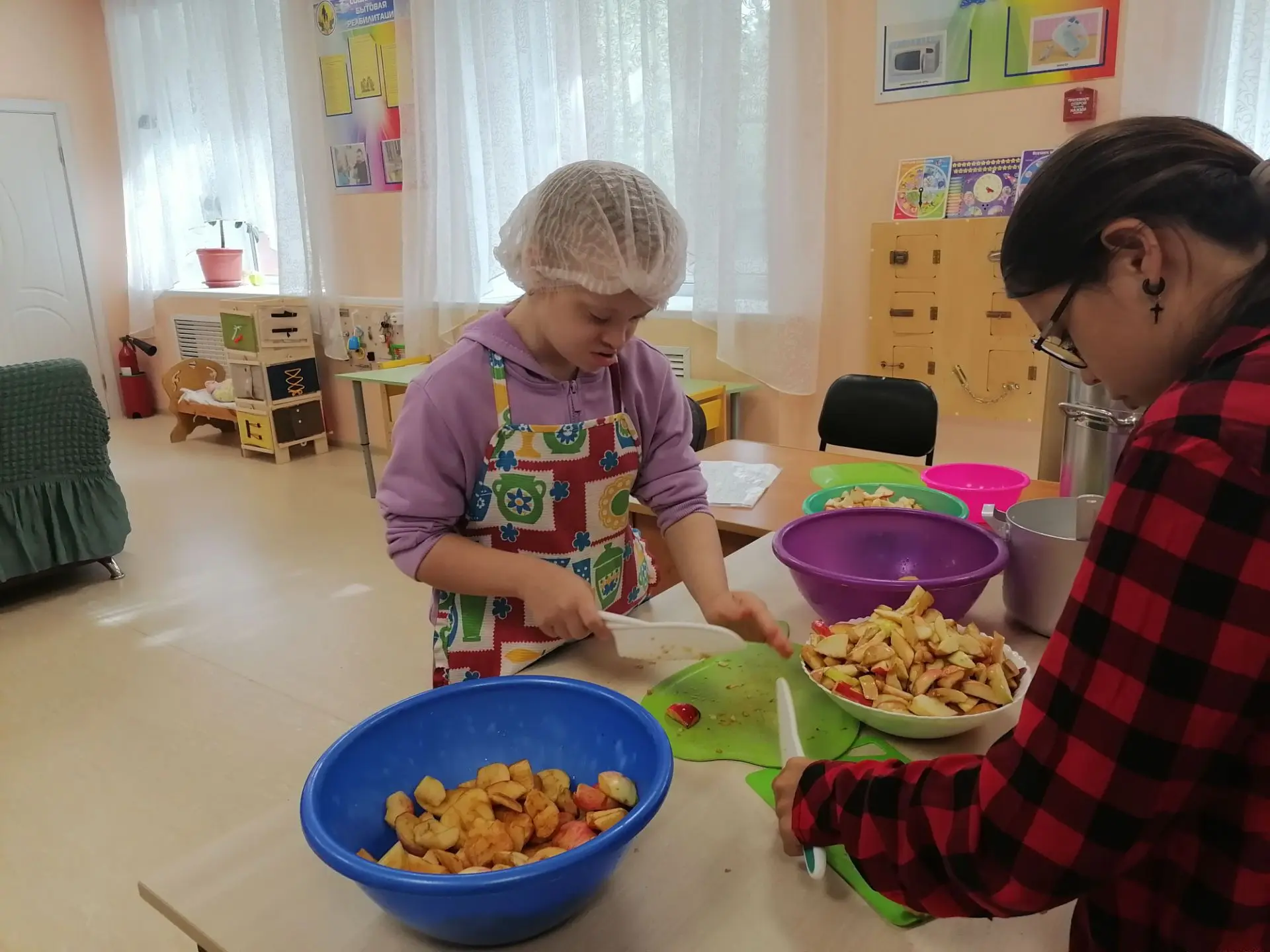 Наши хозяюшки👩‍🍳👩‍🍳 научились готовить пастилу из яблок🍎🍏 на занятиях по социальн...