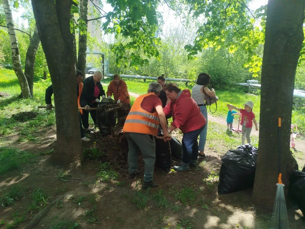 Еще один субботник прошел во дворе дома №37 по улице Голованова! 🧹🌿  Сотрудники Домоуправляющей комп