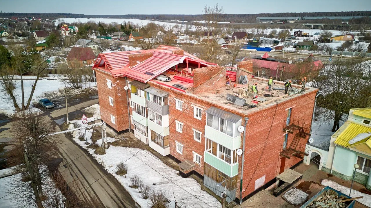 В г.о. Ступино ремонтируют крышу трёхэтажного дома 1993 года постройки  👷‍♂️ В селе Ситне-Щелканово 
