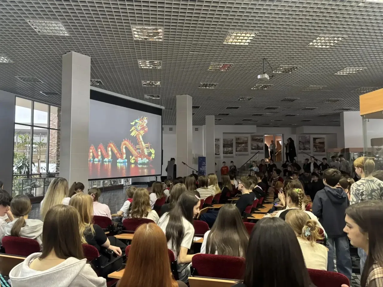 Сегодня в нашей гимназии проходит День  китайской культуры «Код Китая»🐉🧧
