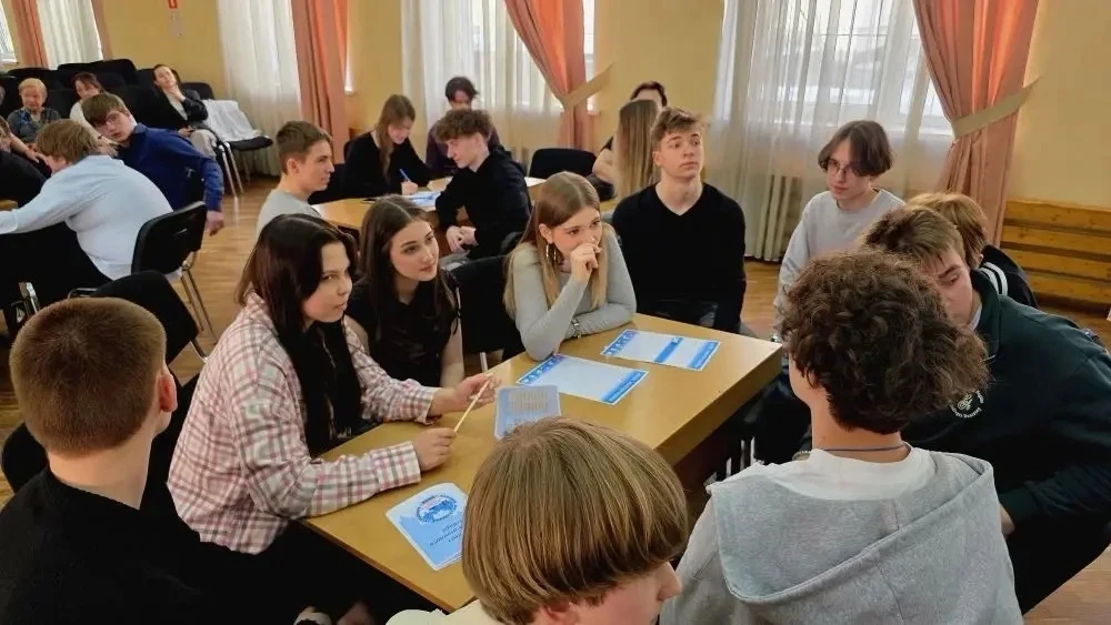 📅 27 марта к нам в школу, в гости к туристскому клубу «Прометей», приехали сотрудники Лаборатории пу