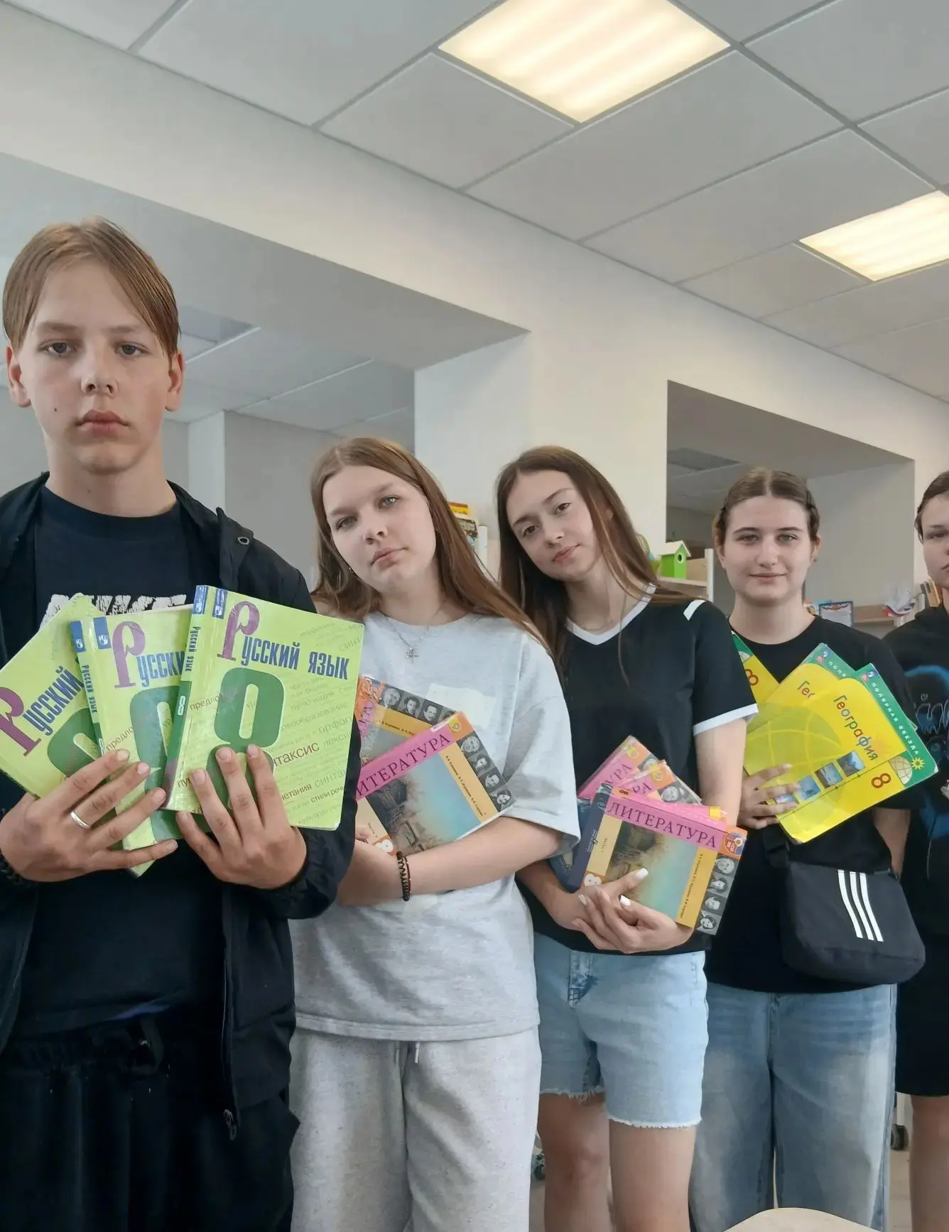 Трудовые будни...
Весь день шумит школа наполненная детскими голосами. Солнечные деньки дети проводя