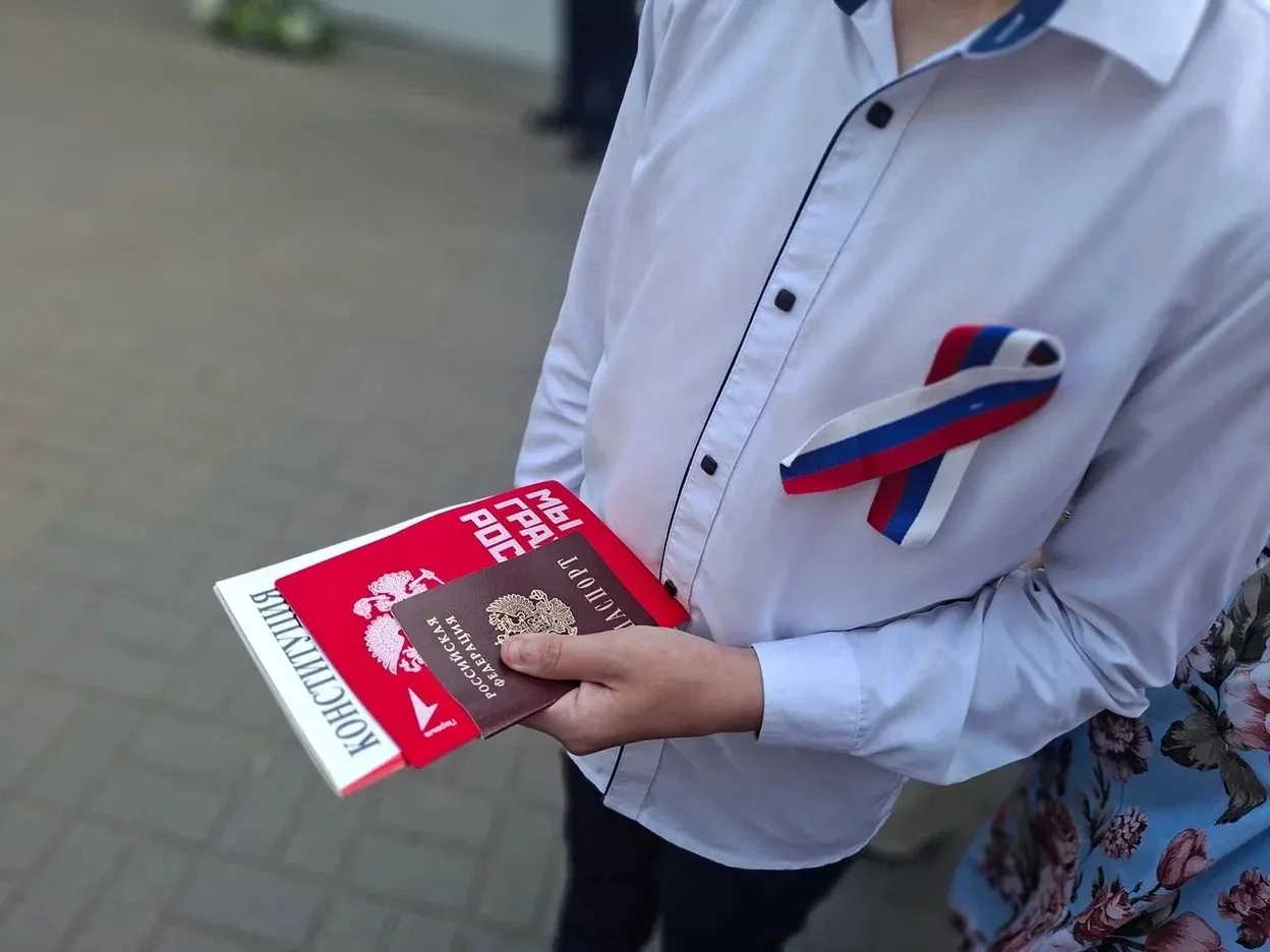 🇷🇺 Мы-граждане России!

Накануне Дня России в администрации Тамбовского округа прошло торжественно