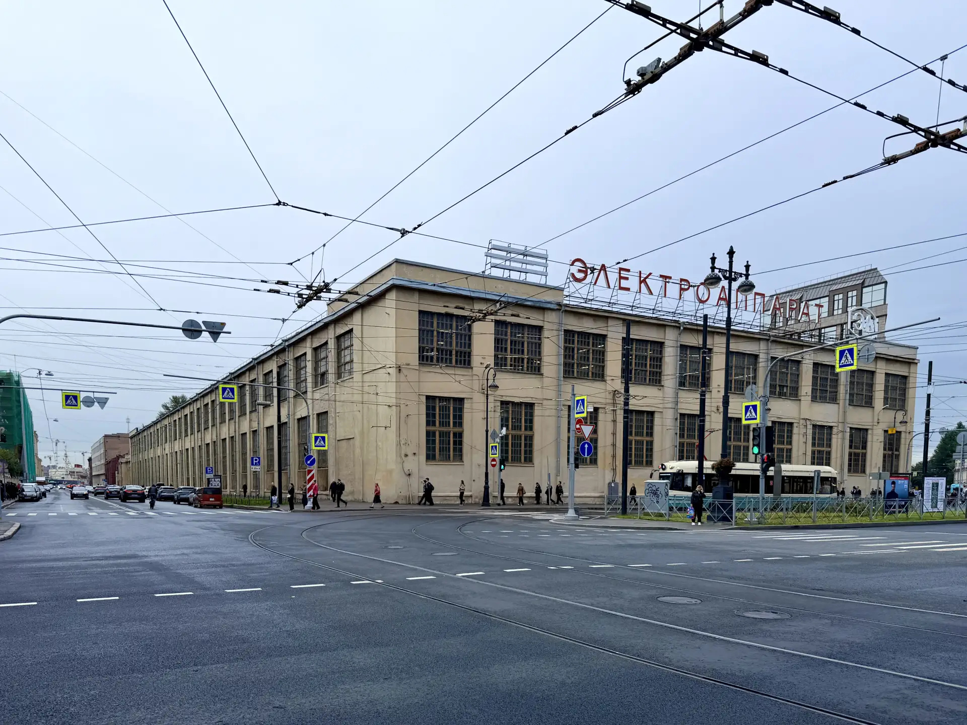 Корпус по адресу 24-я линия В.О., дом 3-7, литера В находится на углу Большого проспект...