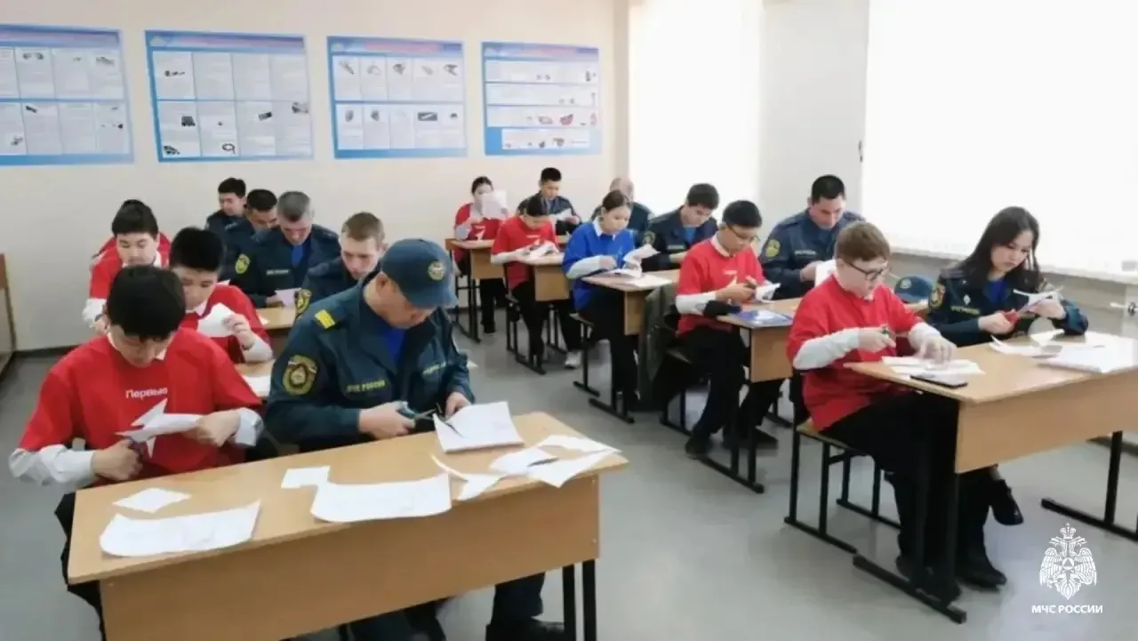 🕊️ В рамках Всероссийской акции «Окна Победы» активисты Движения Первых из 6 «в» и 6 «г» классов при