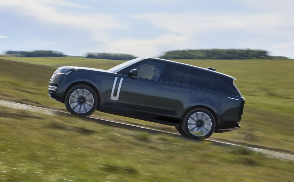 🔥Range Rover впервые стал электромобилем — флагманский внедорожник получил версию без ...