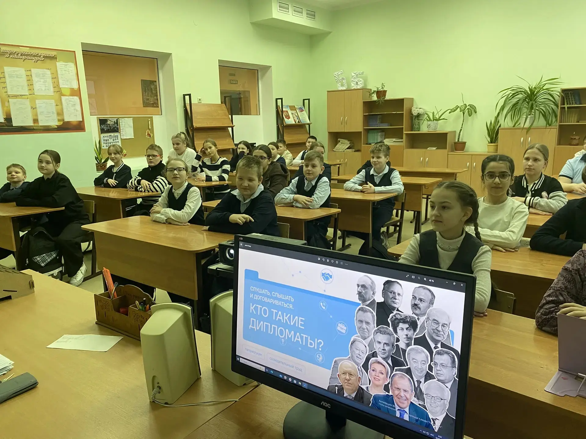 🌟 Утро понедельника в лицее началось ярко и торжественно — с линейки, выноса флага и гимна! 🇷🇺  А по