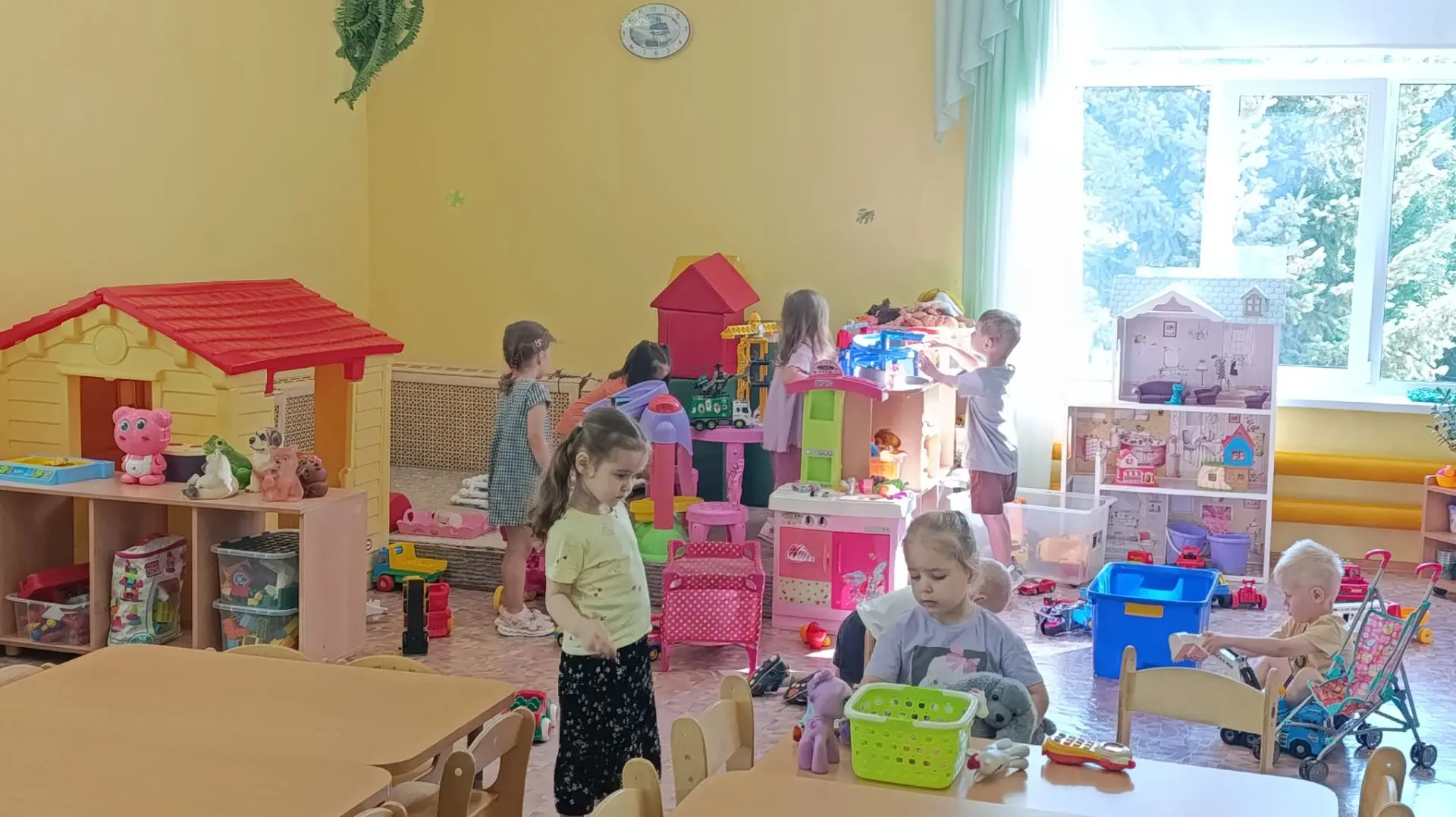 Малыши осваиваются в 5 группе и на прогулке уже помогают