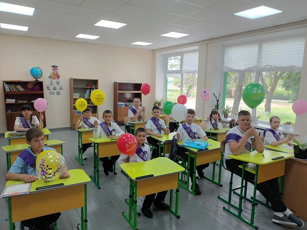 Дорогие ученики, уважаемые учителя и родители!
Сегодня для всех нас особенный день — последний звоно