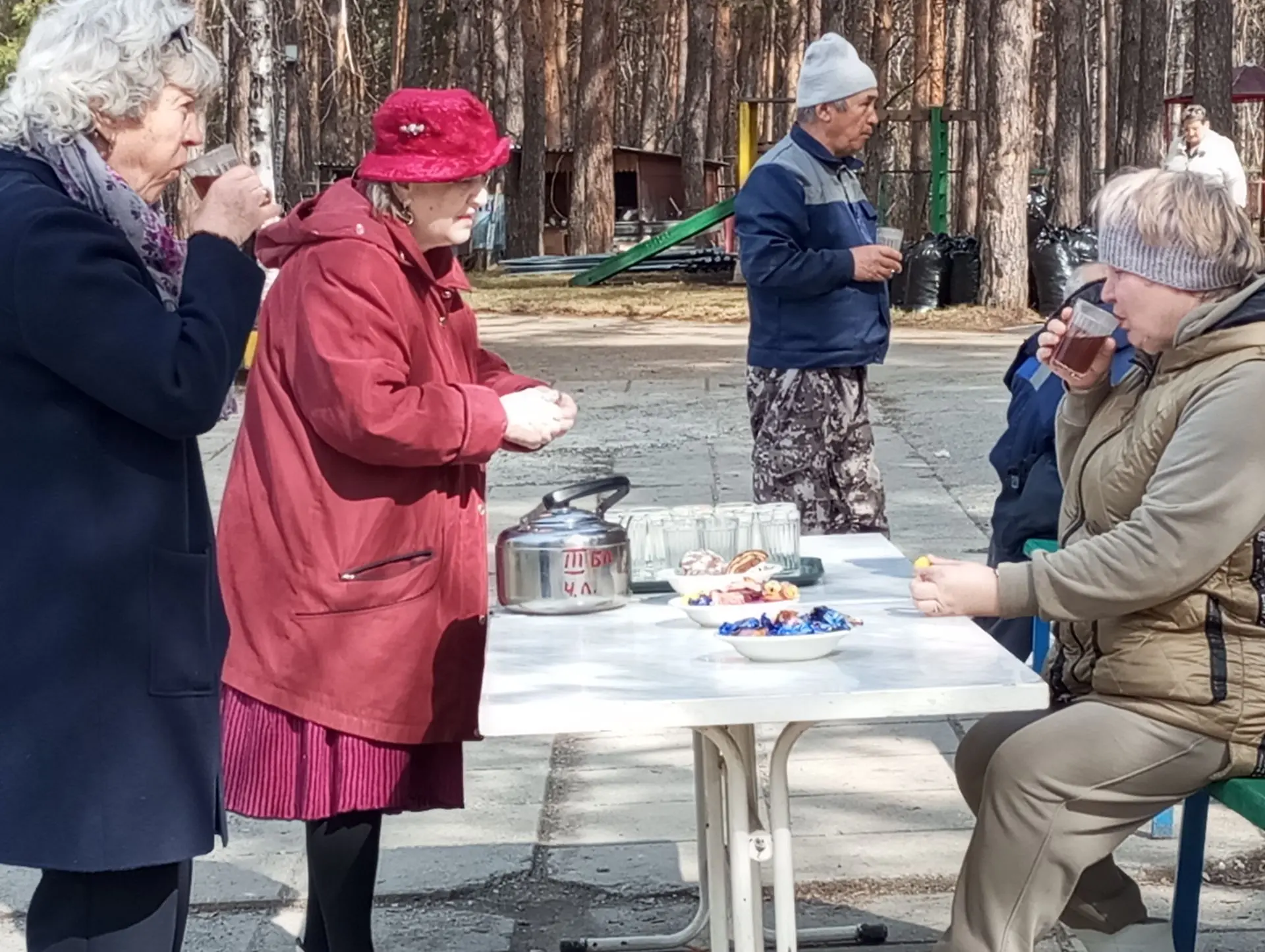 Традиционно в нашем учреждение в апреле проходит субботник. Наши отдыхающие принимают активное участ
