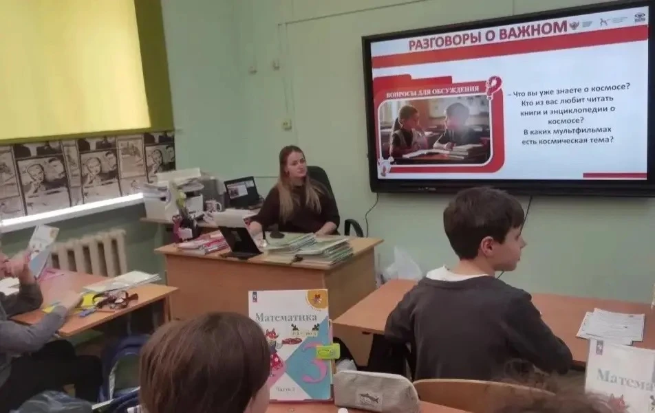 🚀65 ЛЕТ ТРИУМФА:  СТАРТОВАЛА НЕДЕЛЯ КОСМОСА!  🇷🇺Новая учебная неделя в нашей школе началась традицио