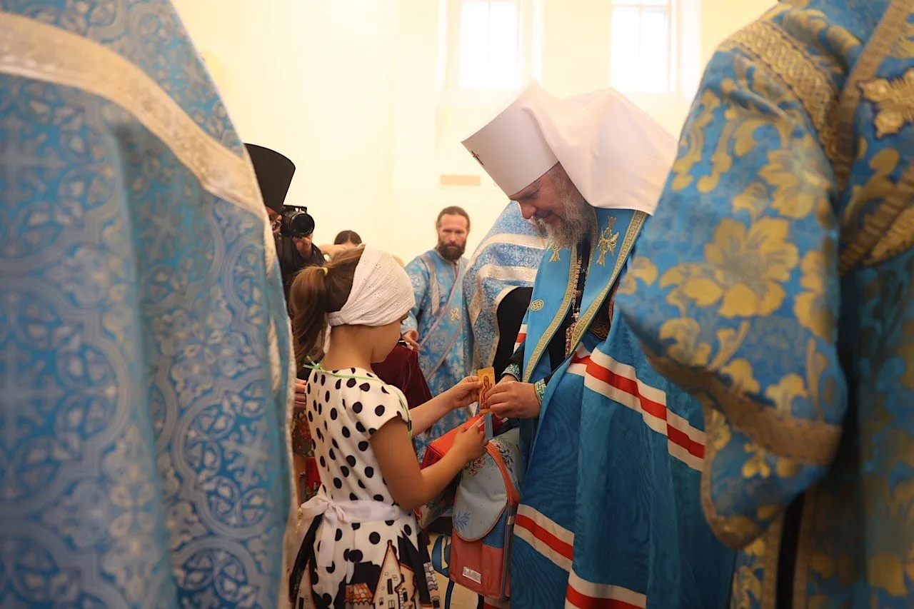 В Спасо-Преображенском соборе Твери прошёл молебен и раздача школьных наборов детям из ...