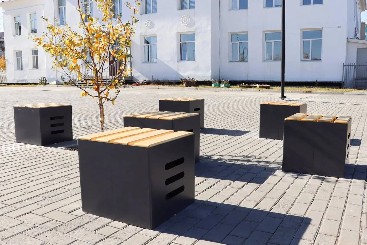 В Якутске осужденные изготовили для сквера имени Юрия Гагарина скамейки со спинкой и бе...