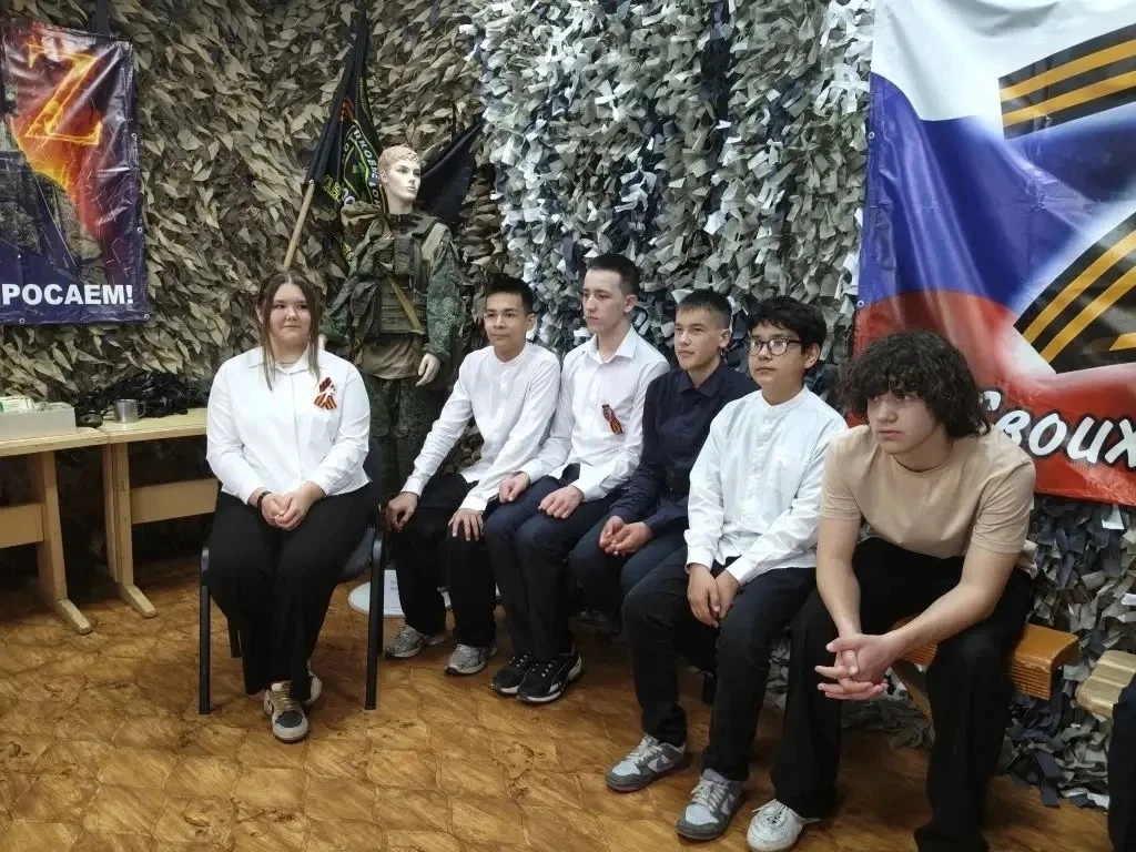 🇷🇺 07.05.2026г. Обучающиеся 8Б класа МБОУ лицей №3 посетили Центр Патриотизма 🇷🇺  Сотрудник Центра П