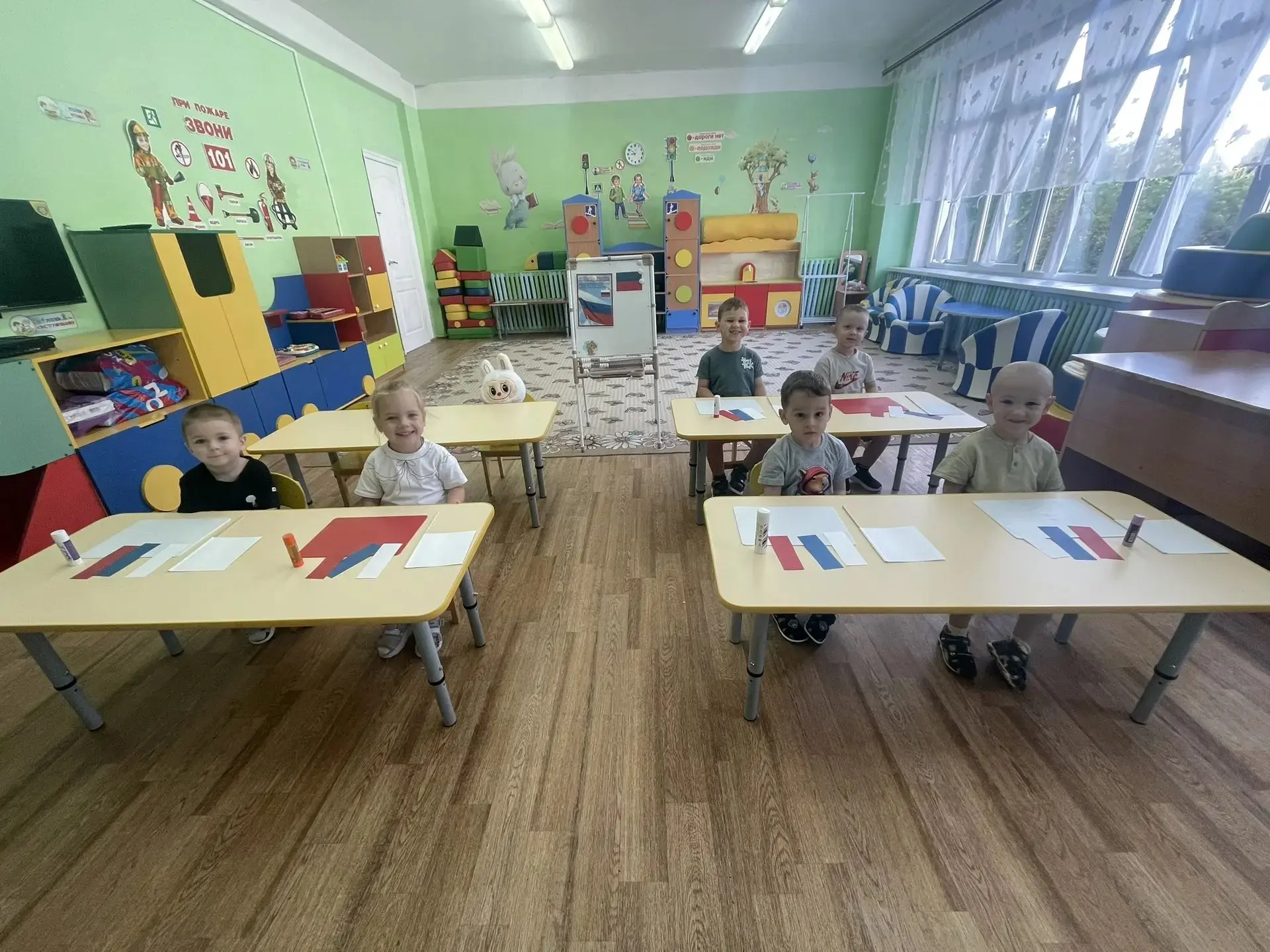 Во второй младшей группе «А» прошло занятие, посвящённое Дню Государственного флага.🇷🇺