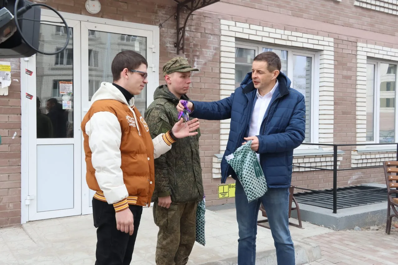 🗝 🇷🇺 Мэр Абакана Алексей Лемин вручил ключи от квартир двум сиротам - участникам специальной военной